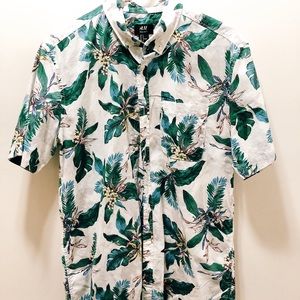 H&M Medium Tropical relaxed fit button down.